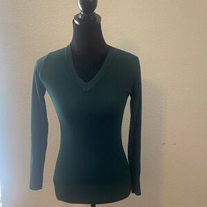 Debut Women's Green V-Neck Sweater